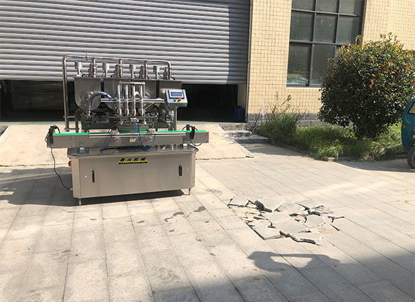 洛陽瓶裝香菇醬灌裝設備實拍圖