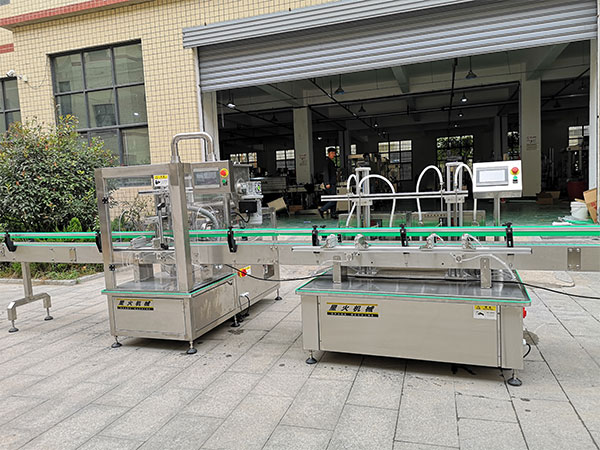 香菇醬灌裝加汁生產(chǎn)線設備實拍